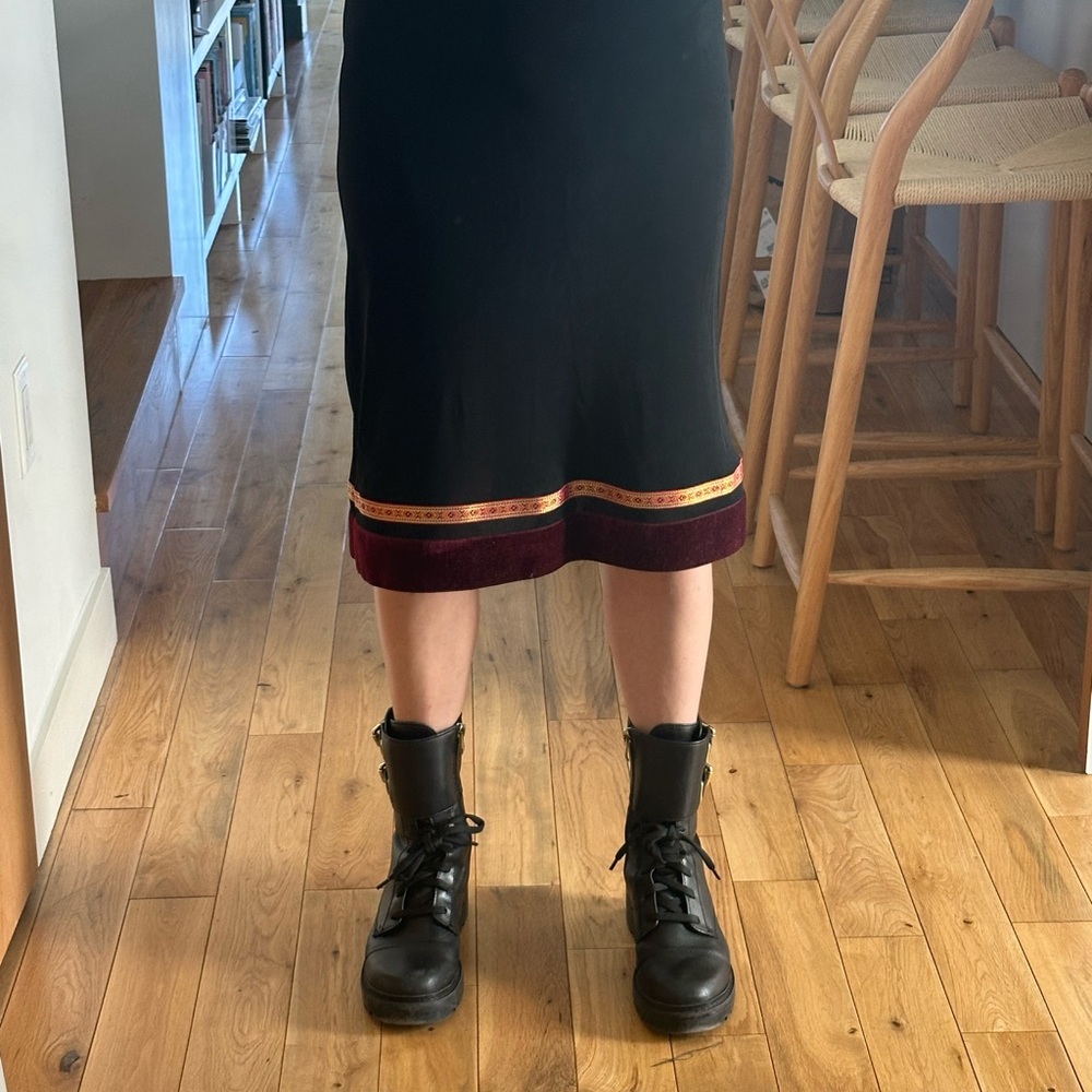 Vintage Morgan de Toi knee-length skirt in black with cherry/gold trim - S/M
